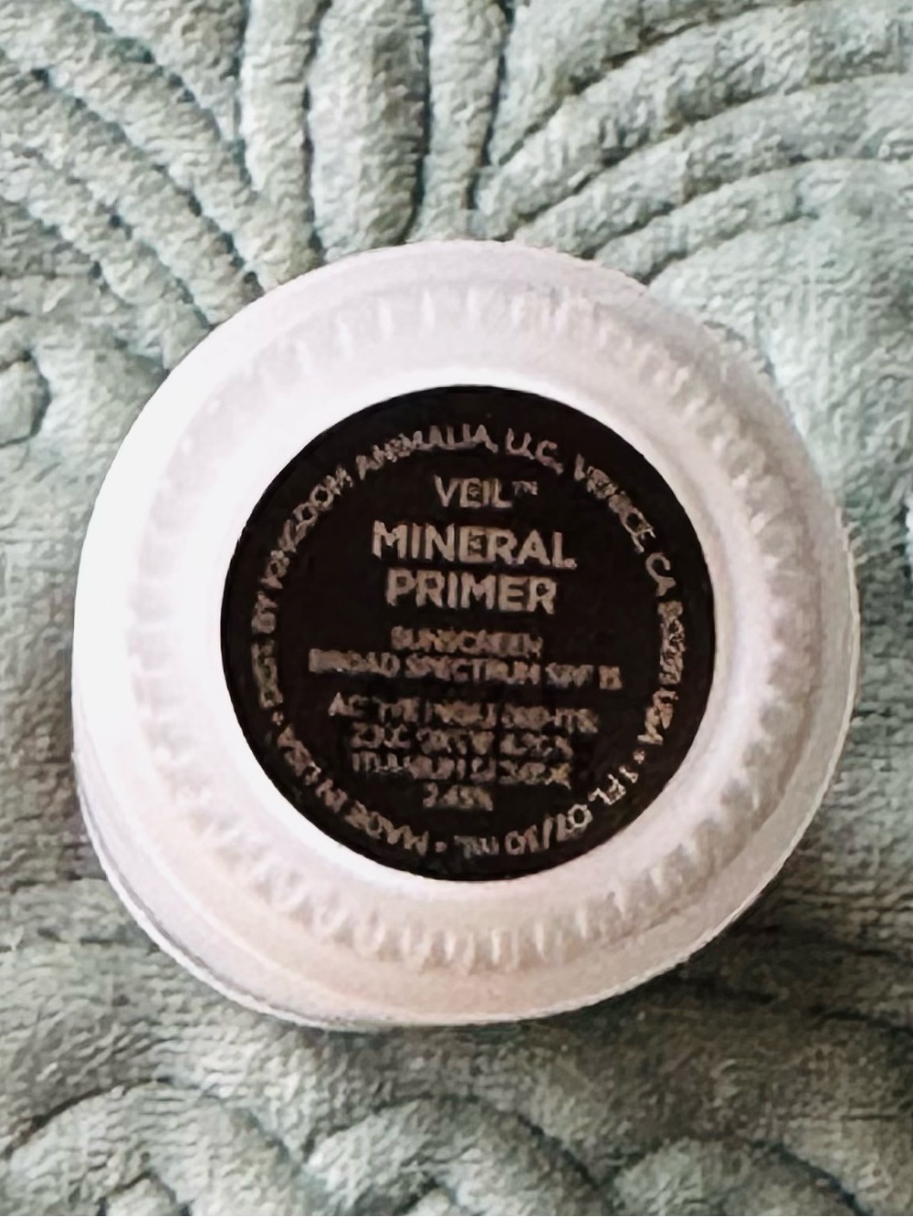 Hourglass Veil Mineral Primer Oil Free Matte Base - Picture 3 of 4